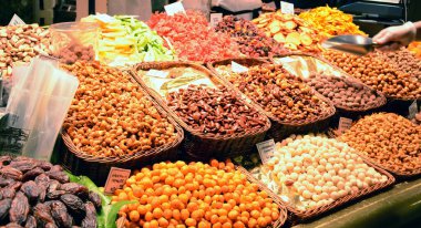 Fındık ve kurutulmuş meyveler markette, tatlılar tezgahta, Barcelona
