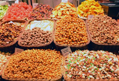 Fındık ve kurutulmuş meyveler markette, tatlılar tezgahta, Barcelona