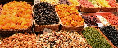 Fındık ve kurutulmuş meyveler markette, tatlılar tezgahta, Barcelona