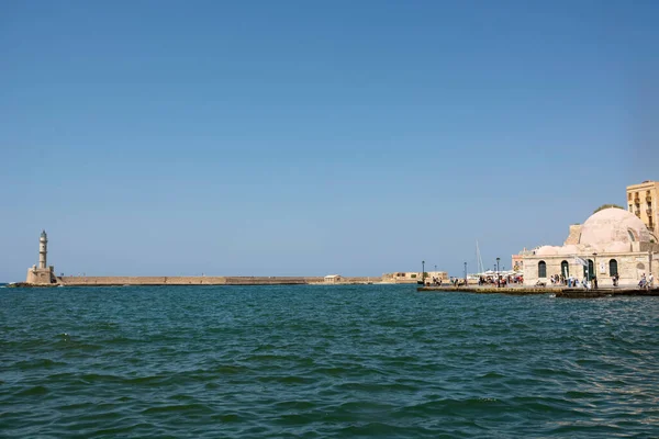 Yunanistan, Chania - 09 Ağustos 2018: Güneşli bir günde Venedik Limanı ve Chania Old Town deniz feneri. Yunanistan Girit Adası