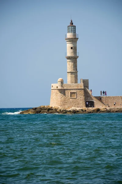 Yunanistan, Chania - 09 Ağustos 2018: Güneşli bir günde Chania Old Town 'daki Venedik Limanı' ndaki deniz feneri. Yunanistan Girit Adası