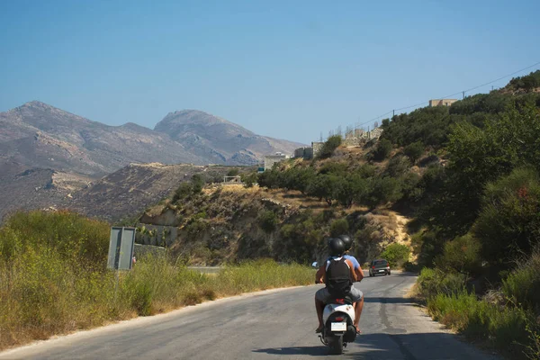 Voyageurs Couple Scooter Chevauchant Une Route Montagne Crète Grèce Découverte — Photo