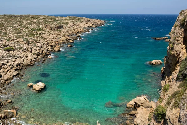 Chrysoskalitissa körfezi. Yunanistan 'ın Girit adasındaki Mavi Göl