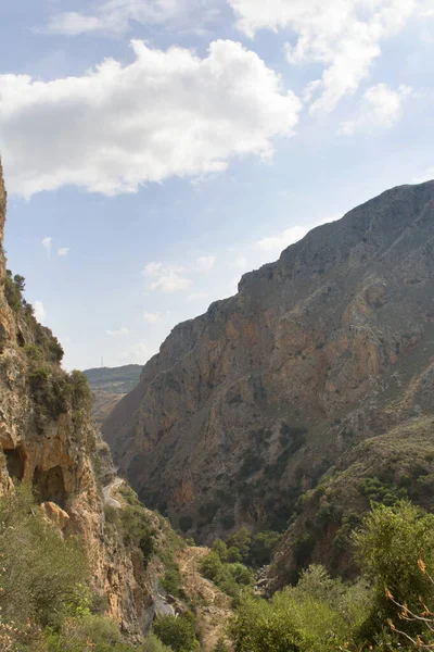 Yunanistan 'ın Girit adasındaki Topolia Vadisi. Güneşli bir günde dağ ve bulutlar