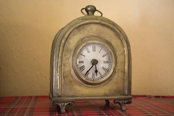 Roma rakamlarıyla eski usul bir saat. Retro bronz saat. Manastırdan antika bir eşya.