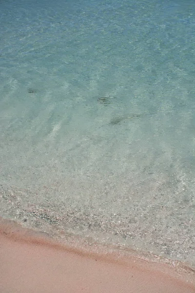 Açık deniz suyu arka planda dalgalanır, dalgalar ve parlar. Elafonisi plajı, Girit Adası simgesi, Yunanistan