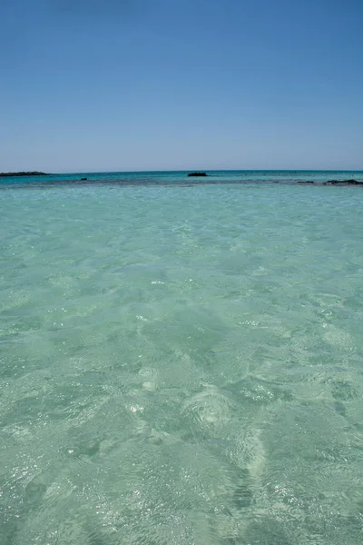 エラフォニシビーチ クレタ島のランドマーク ターコイズブルーの澄んだ水とピンクの砂 ギリシャのパラダイスビーチ — ストック写真
