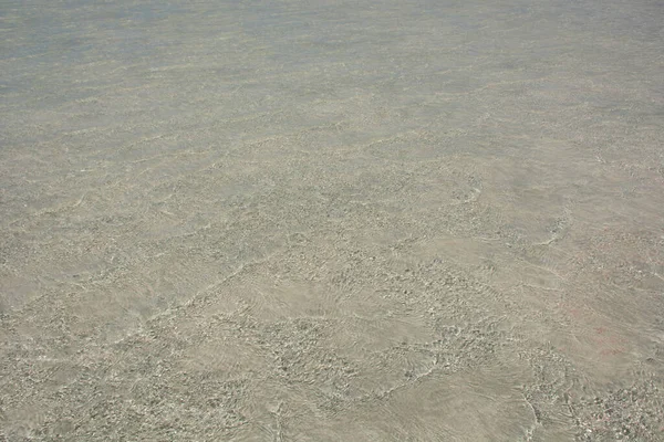 Açık deniz suyu arka planda dalgalanır, dalgalar ve parlar. Elafonisi plajı, Girit Adası simgesi, Yunanistan
