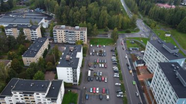 Riga, Letonya 'da bir yerleşim bölgesinde modern yerleşim alanı olan bir yerleşim bölgesinin hava görüntüsü.