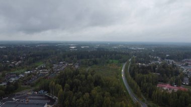 Yaz günü ormanın ortasındaki şehrin havadan görünüşü.