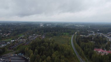 Sonbaharda insansız hava aracından şehrin hava görüntüsü
