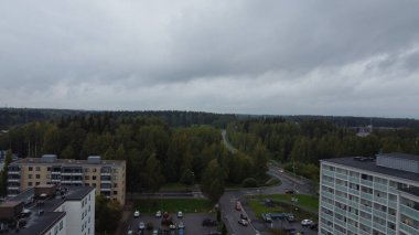 Sonbaharda şehrin hava aracı görüntüsü