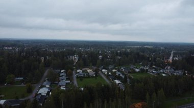 Ormanın ortasında şehrin güzel bir görüntüsü.