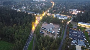 Şehirdeki yolun havadan görünüşü