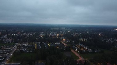 Sonbahar akşamı şehir ve ormanın üzerindeki hava manzarası. İHA atışı.