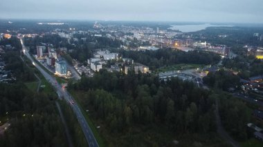 Akşamları güzel bir gece şehrinin hava manzarası.