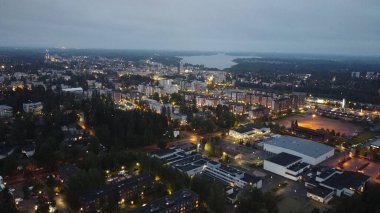 Gece vakti Riga şehrinin hava aracı görüntüsü