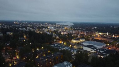 Geceleri şehrin güzel hava manzarası
