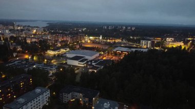 Bir gece şehrinin hava görüntüsü.