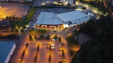 Geceleri modern bir şehrin havadan görünüşü. Arabalı şehir yolu. Trafik ışıkları. şehir manzarası.