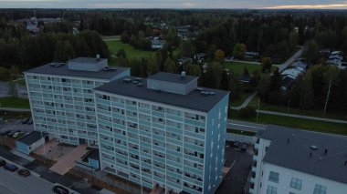 Yeni bir apartmanı olan modern apartman binaları.