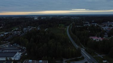 Sonbaharda küçük bir köyün insansız hava aracı görüntüsü
