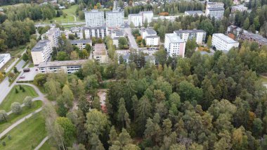 Stokholm şehrinin hava manzaralı bir yerleşim bölgesinin tepesinden görüş.