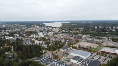 Finlandiya 'da sonbahar sabahı insansız hava aracı görüntüsü.