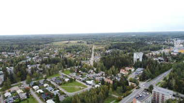 Yazın Finlandiya şehrinin havadan görünüşü