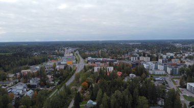 İHA görüntüsü. Renkli binalar ve bulutlu gökyüzü ile şehir caddesi manzarası