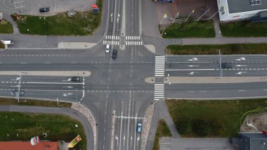 Trafiğin kesiştiği yolun havadan görüntüsü