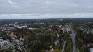 Şehrin en yüksek noktasından görüntü. İnsansız hava aracı.