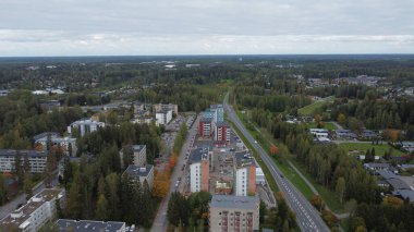 Baltık Denizi şehrindeki modern bir şehrin insansız hava aracı görüntüsü