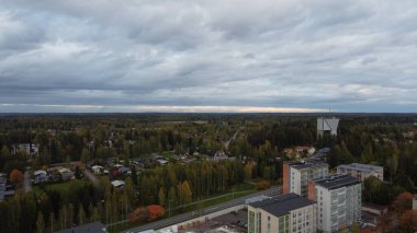 Akşamları ağaçlarla çevrili modern bir bina manzarası. Şehirde güzel bir gün batımı. şehir manzarası