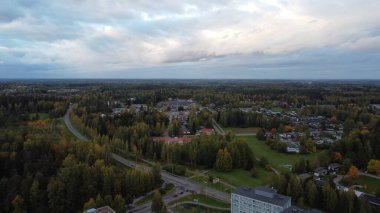 İnsansız hava aracından sonbahara renkli sonbahar ağaçları ve ormanlarıyla manzara.