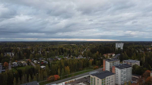 Akşamları ağaçlarla çevrili modern bir bina manzarası. Şehirde güzel bir gün batımı. şehir manzarası