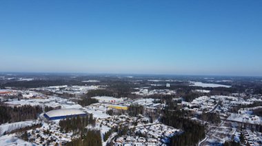Ormanda karla kaplı büyük bir köyü olan güzel bir manzara..
