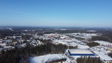 Finlandiya 'daki kış ormanlarının havadan görünüşü. Finlandiya, İHA