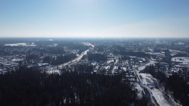 Kar ve karla kaplı kış ormanının havadan görünüşü.