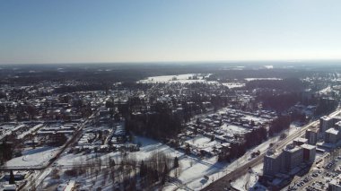 Bol karlı bir kış manzarasının havadan çekilmiş fotoğrafı. Beyaz çatılar. Bir kış günü. hava fotoğrafçılığı