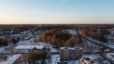 Gün batımında şehrin havadan görünümü.