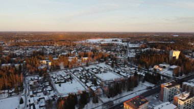 Gün batımında şehrin havadan görünüşü