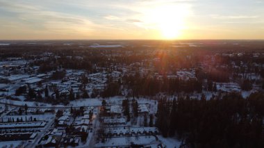 Kışın günbatımı. Drone 'dan görünüm.
