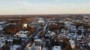 Kışın şehrin havadan görünüşü, kuş bakışı bir dron.