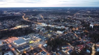 Alacakaranlıktaki güzel bir şehrin hava aracı fotoğrafı..