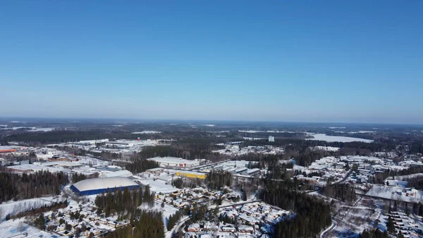 Ormanda karla kaplı büyük bir köyü olan güzel bir manzara..