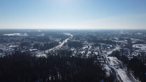 Kar ve karla kaplı kış ormanının havadan görünüşü.