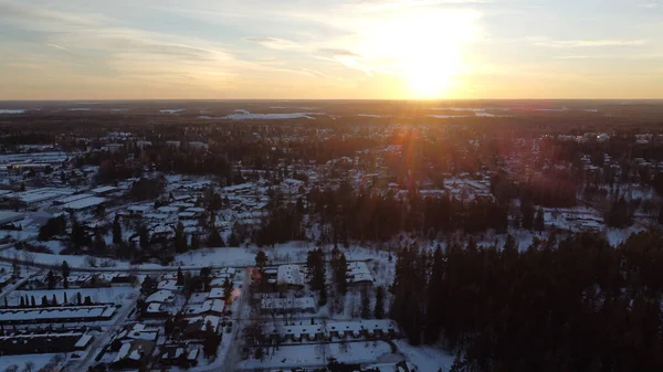 Kışın günbatımı. Drone 'dan görünüm.