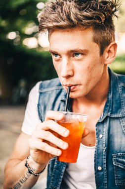 Adam Spritz buz küpleri ile zevk