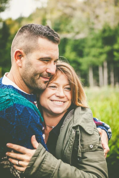 Couple heureux embrasser et détourner les yeux — Photo